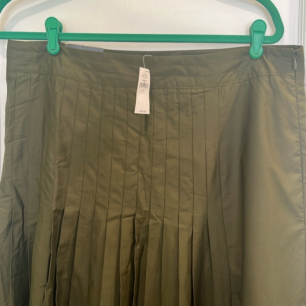 Banana Republic pleated skirt with slit on side and side zipper.